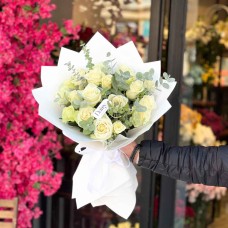 White flower bouquets that speak elegance and purity 