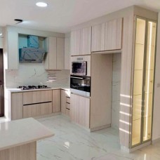 ﻿Spanish Laminate Wood Kitchen with Quartz Countertop
