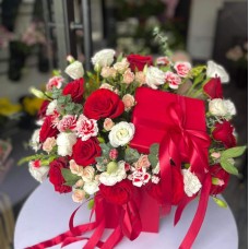 Gift arrangement with flowers